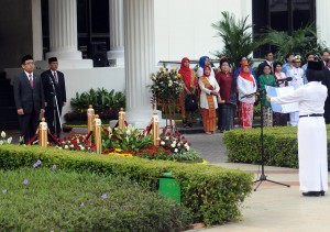 Mensesneg Pratiko menjadi Inspektur Upacara Peringatan HUT ke-70 Kemerdekaan RI, di halaman Kemensetneg, Jakarta, Senin (17/8) pagi