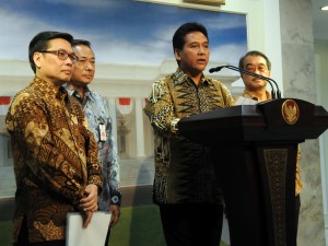Ketua Umum APINDO Haryadi Sukamdani menyampaikan keterangan pers seusai diterima Presiden Jokowi, di Istana Merdeka, Jakarta, Selasa (29/9)