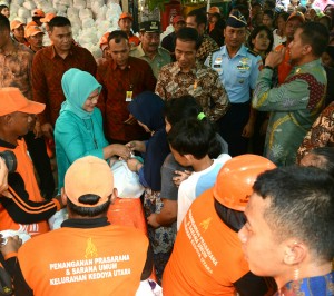 Presiden Jokowi didampingi Ibu Negara Iriana membagikan paket sembako kepada warga Kebon Jeruk, Jakarta Barat, Selasa (1/9)