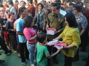 Presiden Jokowi didampingi Ibu Negara Iriana membagikan buku tulis saat blusukan, di Kel. Manggarai, Kec. Tebet, Jakarta Selatan, Kamis (10/9) sore