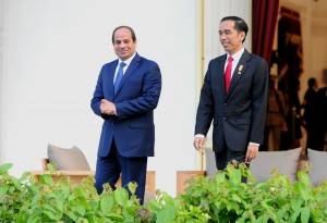 Presiden Jokowi berbincang santai dengan Presiden Mesir Abdel Fatah al-Sisi, di Istana Merdeka, Jakarta, Jumat (4/9) sore