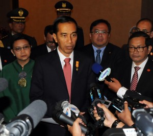 Presiden Jokowi didampingi Seskab Pramono Anung dan Menlu Retno Marsudi menjawab wartawan, di Dubai, UEA, Senin (14/9)