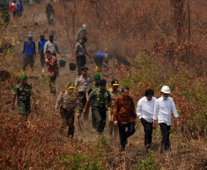 Presiden Jokowi saat meninjau titik api kebakaran lahan di Kalsel, Rabu (23/9)