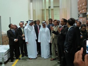 Presiden Jokowi meninjau Gudang Logistik, di Dubai, UEA, Senin (14/9)