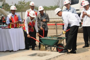 Presiden Jokowi melakukan peletakan batu pertama pembangunan LRT Jakarta - Bogor - Depok - Bekasi, di Jakarta Timur, Rabu (9/9) pagi 