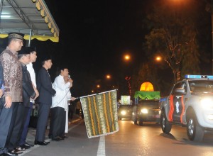 Presiden Jokowi menyaksikan pelepasan pawai takbiran Idul Adha 1436 yang dilakukan Gubernur Kalsel, di Banjarmasin, Rabu (23/9) malam