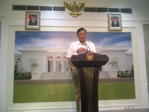 Menko Polhukam Luhut B. Pandjaitan memberikan keterangan pers, di kantor Kepresidenan, Jakarta, Senin (21/9) sore