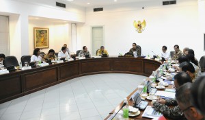 Presiden Jokowi memimpin rapat terbatas membahas masalah investasi, di kantor Kepresidenan, Jakarta, Selasa (29/9) 