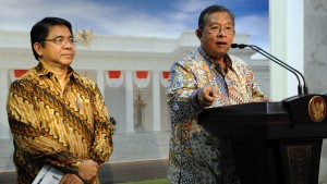 Menko Perekonomian Darmin Nasution didampingi Kepala BKPM Franky Sibarani menyampaika keterangan pers, di kantor Presiden, Jakarta, Rabu (16/9) sore