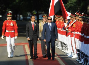 Presiden Mesir Abdel Fatah al-Sisi didampingi Presiden Jokowi memeriksa jajar kehormatan, di halaman Istana Merdeka, Jakarta, Jumat (4/9)