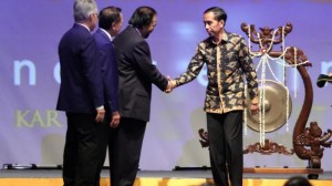 Presiden Jokowi memberikan ucapan selamat kepada Ketua Umum Partai Nasdem Surya Paloh usai menghadiri Rakernas partai tersebut, di JCC, Jakarta, Senin (21/9) malam