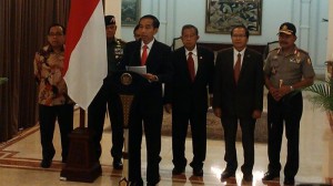 Presiden Jokowi memberikan keterangan pers terkait lawatannya ke tiga negara di Timur Tengah, di Bandara Halim PK, Jakarta, Jumat (11/9) pagi