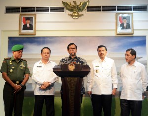 Seskab Pramono Anung didampingi Pangdam I Bukit Barisan, dan Plt. Gubernur Sumut menyampaikan keterangan hasil ratas Sinabung, di kantor Presiden, Jakarta, Senin (21/9)