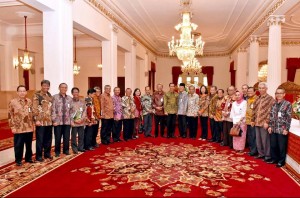 Presiden Jokowi berfoto bersama para rektor yang menemuinya di Istana Negara, Jakarta, Kamis (10/9) siang