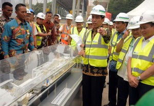 Presiden Jokowi meresmikan beroperasinya mesin bor Antareja untuk jalur MRT Jakarta, di Senayan, Jakarta, Senin (21/9) pagi