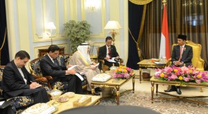 Presiden Jokowi menerima Sekje OKI Iyad, di Istana Raja Faisal, Jeddah, Sabtu (12/9)