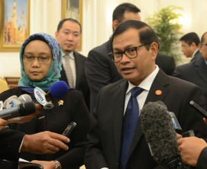 Seskab Pramono Anung didampingi Menlu Retno Marsudi memberikan keterangan kepada wartawan, di Istana Raja Faisal, Jeddah, Sabtu (12/9)