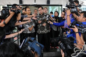 Seskab Pramono Anung didampingi Wakil Ketua KPK Pramono Anung menjawab wartawan, di Gedung KPK, Jakarta, Senin (28/6)