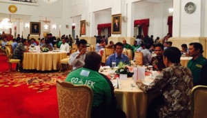 Presiden Jokowi makan siang dengan seratusan tukang ojek, sopir mikrolet, sopir taksi, dsb, di Istana Negara, Jakarta, Selasa (1/9) siang