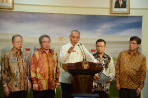 Ketua AISI Gunadi Sindhuwisata didampingi Menperin Saleh Husin dan pengurus GAIKINDO memberikan keterangan pers, di Istana Merdeka, Jakarta, Selasa (13/10) 