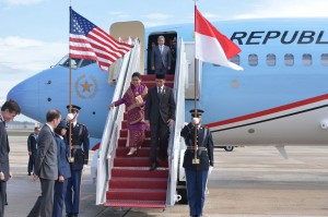 Presiden Jokowi didampingi Ibu Negara Iriana tiba di Pangkalan Militer Andrews, Amerika Serikat (AS), Minggu (25/10) sekitar pukul 12.30 Waktu Setempat. (Foto: Laily/Setpres)