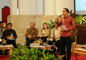 Presiden Jokowi memberikan arahan pada rapat dengan Gubernur, Bupati/Walikota, di Istana Negara, Jakarta, Rabu (21/10)