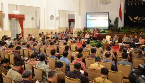 Presiden Jokowi memberikan arahan kepada para direktur utama BUMN, di Istana Negara, Jakarta, Rabu (21/10) malam