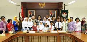 Waseskab Bistok Simbolon didampingi para pengurus DWP Setkab berfoto bersama 21 orang penerima beasiswa, di Gedung III Kemensetneg, Jakarta, Jumat (30/10)