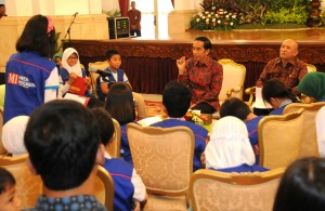 Presiden Jokowi didampingi Kepala Staf Presiden Teten Masduki menerima 50 wartawan cilik, di Istana Negara, Jakarta, Selasa (20/10)