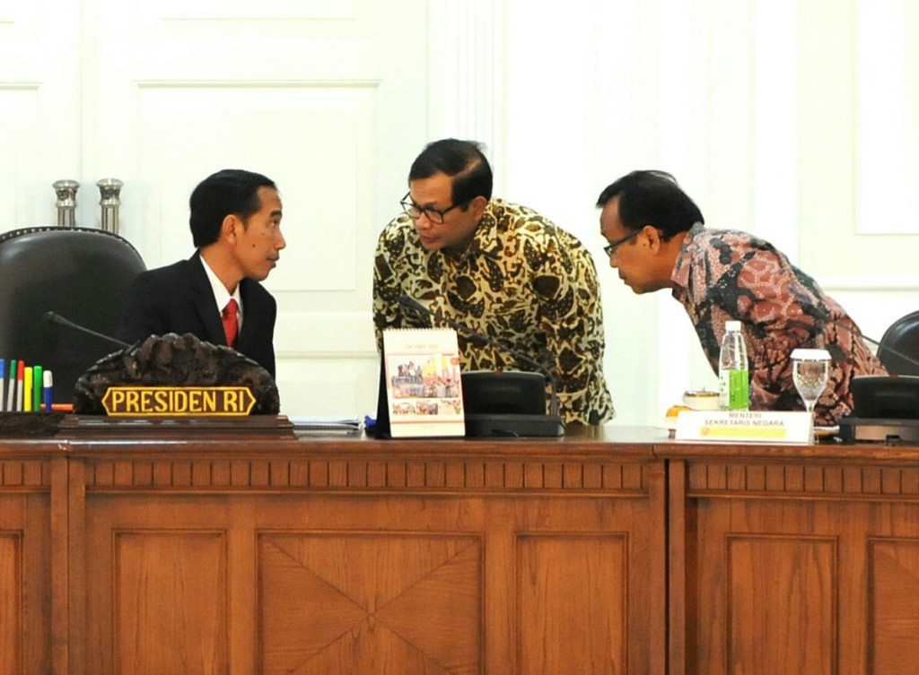 Presiden Jokowi berdiskusi dengan Seskab Pramono Anung dan Mensesneg Pratikno, sebelum memimpin ratas tentang KUR, di kantor Kepresidenan, Jakarta, Senin (5/10)