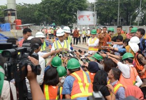 Presiden Jokowi menjawab wartawan di sela-sela peninjauan ke terowongan MRT, di Senayan, Jakarta, Rabu (8/10) pagi