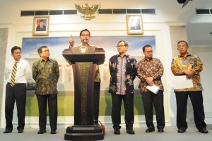 Menteri Agraria dan Tata Ruang/Kepala BPN Ferry M. Baldan menyampaikan keterangan pers terkait deregulasi izin pertanahan, di kantor Kepresidenan, Jakarta, Rabu (7/10) petang