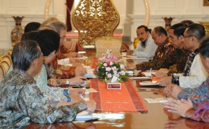 Presiden Jokwi didampingi Menperin Saleh Husin menerima pengurus GAIKINDO dan AISI, di Istana Merdeka, Jakarta, Selasa (13/10)
