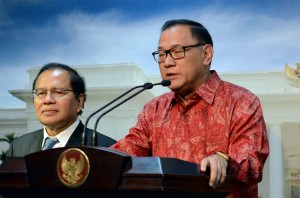 Gubernur BI Agus Martowardojo didampingi Menko Kemaritiman Rizal Ramli memberikan keterangan pers di kantor Kepresidenan, Jakarta, Kamis (22/10) petang