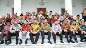 Presiden Jokowi dan Wapres Jusuf Kalla bersama Gubernur se Indonesia dalam rapat kerja di Istana Bogor, Jabar, beberapa waktu lalu