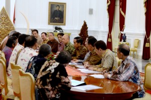 Presiden Jokowi didampingi Menperin dan Kepala Staf Presiden menerima pengurus HINABI dan LPJK, di Istana Merdeka, Jakarta, Kamis (15/10) pagi