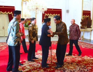 Presiden Jokowi menyambut kedatangan Presiden RI ketiga BJ. Habibie, di Istana Merdeka, Jakarta, Selasa (13/10)