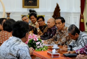Presiden Jokowi didampingi Kepala Staf Presiden Teten Masduki menerima pengurus INAPLAS dan GIAPTI, di Istana Merdeka, Jakarta, Senin (12/10) siang
