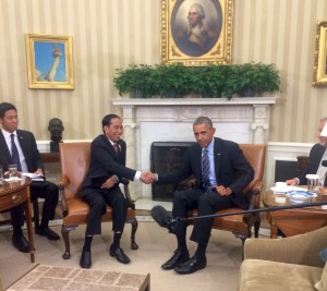 Presiden Jokowi dan Presiden AS Barack Obama berjabat tangan usai keduanya bertemu di ruang Oval, Gedung Putih, Washington DC, AS, Selasa (27/10) pagi WIB