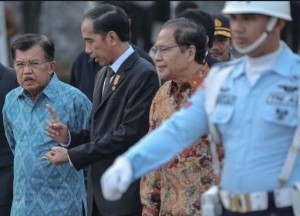 Presiden Jokowi didami pingi Wakil Presiden Jusuf Kalla dan Menko Kemaritiman Rizal Ramli sebelum bertolak ke AS dari Bandara Halim Perdanakusuma, Jakarta, Sabtu (24/10) petang