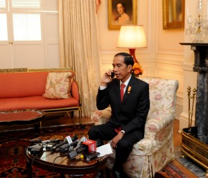 Presiden Jokowi menelepon Menko Polhukam sebelum menyampaikan keterangan pers di Blair House, Washington DC, AS, Senin (26/10) waktu setempat
