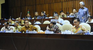 Seskab Pramono Anung berbincang dengan Mensesneg Pratikno sebelum rapat gabungan DPR-RI dimulai, di Jakarta, Selasa (13/10)
