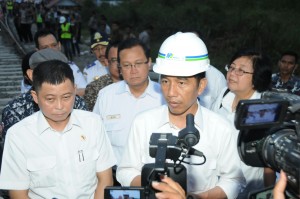 Presiden Jokowi menjawab wartawan seusai meninjau pembangunan rel kereta di Bandara Minangkabau, Padang, Sumbar, Sabtu (10/10)