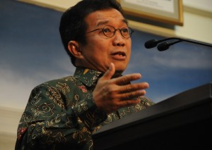 Ketua OJK Muliaman Hadad mengumumkan 6 Paket Deregulasi Sektor Jasa Keuangan, di kantor Kepresidenan, Jakarta, Rabu (7/10) petang