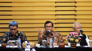 Seskab Pramono Anung bersama Wakil Ketua Johan Budi dan mantan Ketua MA Bagir Manan, saat menjadi narasumber FGD di KPK, Senin (5/10) siang