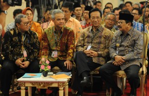 Para gubernur, bupati dan walikota menyimak arahan Presiden Jokowi pada rapat kerja pemerintah, di Istana Negara, Jakarta, Rabu (21/10)