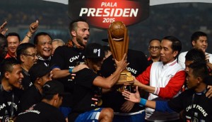 Presiden Jokowi menyerahkan Piala Presiden kepada kapten tim Persib Bandung yang mengalahkan kesebelasan Sriwijaya 2-0, dalam final Piala Presiden, di Senayan, Jakarta, Minggu (18/10) malam