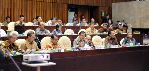 Seskab Pramono Anung didampingi Mensesneg Pratikno dan Kepala Staf Presiden Teten Masduki saat rapat kerja dengan Komisi II DPR, di Jakarta, Senin (19/10) malam