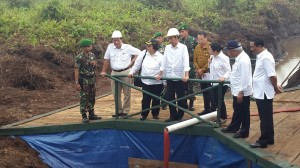 Presiden Jokowi didampingi sejumlah menteri meninjau pembuatan kanal dan embung, di Kab. Pulang Pisau, Kalteng, Sabtu (31/10) siang