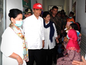 Presiden Jokowi didampingi Ibu Negara Iriana berdialog dengan warga saat mengunjungi Puskesmas Kuok, Desa Lereng Kecamatan Kuok, Kabupaten Kampar, Provinsi ?Riau, Jumat (9/10).